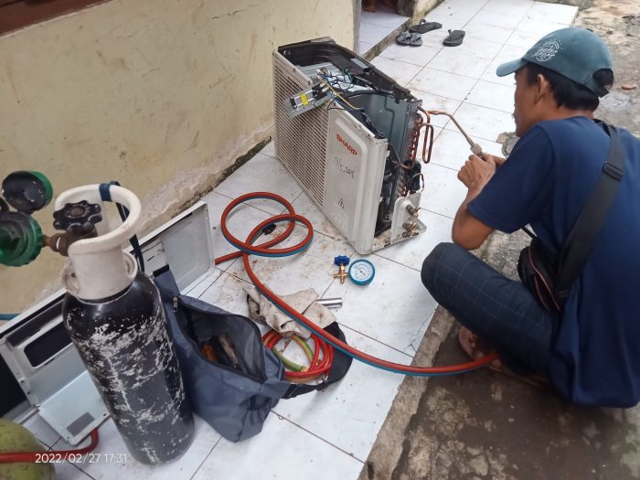 Jasa AC Rumah Lengkap Tersedia - Cuci AC - Servis AC - Pasang AC Dengan ...